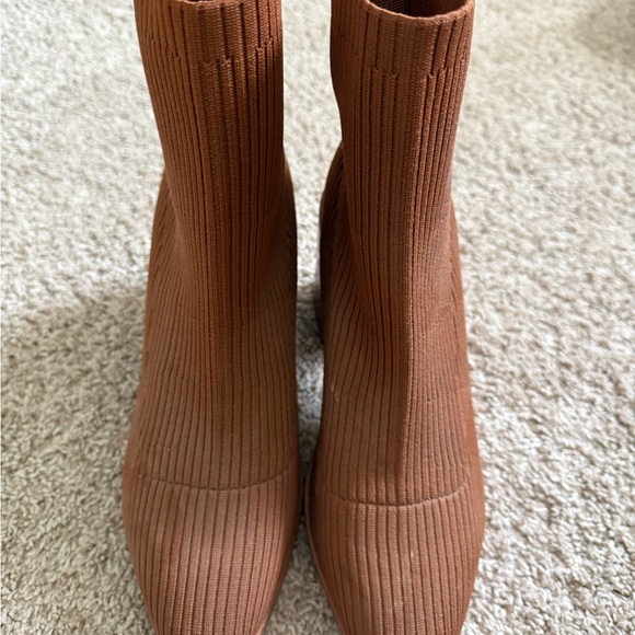 Elegant Tan Ribbed Ankle Booties - Picture 1 of 4